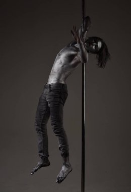 Atletik erkekleri pilon üzerinde akrobatik öğeleri gösteriyor. Pilon üzerinde dans gümüş gövde sanat kaslı adam. Metal yüzey ile seksi maço. Pole dans spor. Güçlü dansçı egzersiz kutup. Özgürlük.