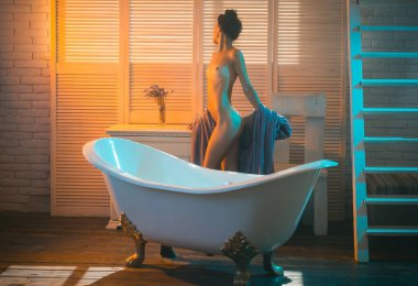 Kadın evde spa rahatlatıcı Vitrinlere bakıyor
