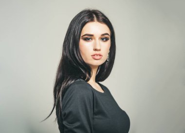 Muhteşem güzellik. Bayan esmer klasik şık siyah elbise ve makyaj. Şık kıyafet içinde harika bir kadın. Emin esmer kavramı. Kız kendinden emin yüz güzelliği, açık renkli zevk