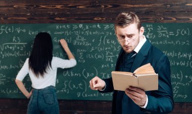 Toplamlar yapıyor. Arka görünümü kadın kara tahta denklemi yazmak. Öğrenme matematik açıkça düşünmek bana sağlar. Öğretmen adam Gözlüklü kız öğrenci için ders kitabı sorun bildirimini okuyun. Okul gün
