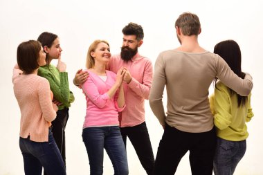 Gençlik, arkadaşlar ve konuşma çiftler. Gençler boş zaman birlikte neşeli şirket takılıyor geçirmek. Öğrenciler, mutlu arkadaşlar, çiftler var eğlenceli, beyaz arka plan, izole. İletişim kavramı