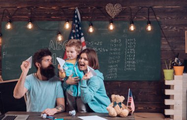 Macera kavramı. Aile sınıf, macera kağıt uçak denize indirmek. Macera yoluyla öğrenme. Macera faydalıdır