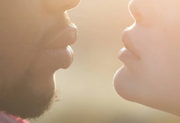 Donna e uomo africano labbra broncio per bacio, amore — Foto Stock