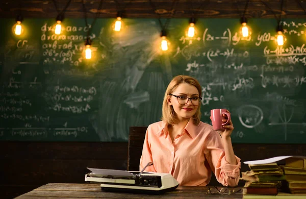 Kaffepaus i fungerande kontor. Fika i vacker kvinna i skolan. — Stockfoto