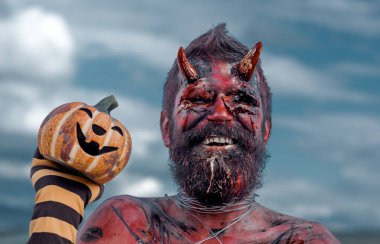Jack o fener ile gülümseyen Cadılar Bayramı ejderha