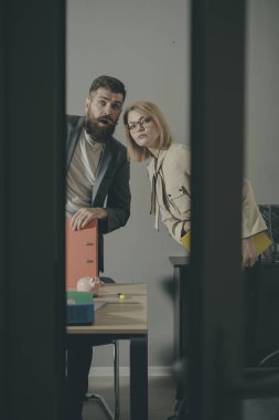 İş adamı ve seksi kadın sürpriz yüzleri ile dikkat et. İş çift cam duvarlı modern ofisindeki bağlayıcı ile