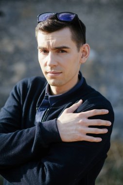 Gözlüklü genç yakışıklı adam portresi