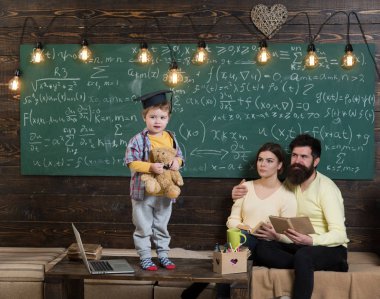 Erken geliştirme kavramı. Erken gelişme çocuğun okul için hazır olmak. Ailede erken gelişme. Evde eğitim erken geliştirme. Genç ve hırs