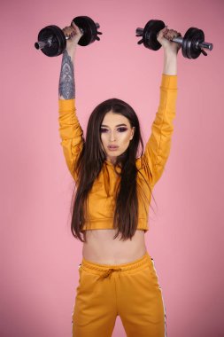 şampiyon. kadın şampiyonu olarak Barbell ile elini kaldırsın. yeni şampiyon. spor salonunda spor şampiyon.