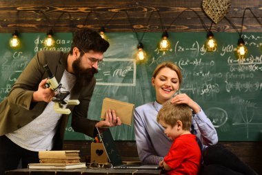 Öğretmen koyar işaretleri e-posta ile dizüstü bilgisayar, onun öğrenci üniversitede Fen Bilgisi dersinde konuşurken dikkatli öğretmen geri bildirimler gönderir,