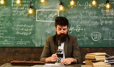 Eğitim ve okul kavram öğrenme insanlar, öğrencilere özel ders almak hemen hemen her konu, Modern çalışma teknoloji kavramı, iyi öğretmenler arama yapan öğrenciler, mutlu Öğretmen sınıfta,