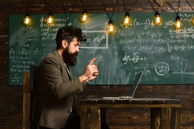 Olgun öğretmen anaokulu çocuğuna özel ders veriyor, öğretmen okulda resim çiziyor, eğitimi kavramsallaştırıyor, yeşil arka planda okula geri dönüyor.,