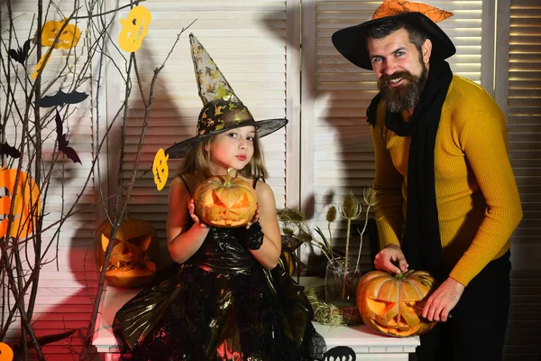 Halloween party concept. Wizard en kleine heks in hoeden — Stockfoto