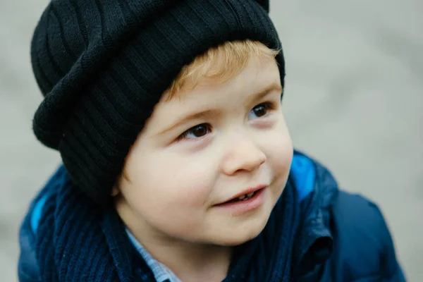 Criança feliz. criança feliz em chapéu de outono. criança ao ar livre com rosto feliz. criança pequena tem infância feliz . — Fotografia de Stock