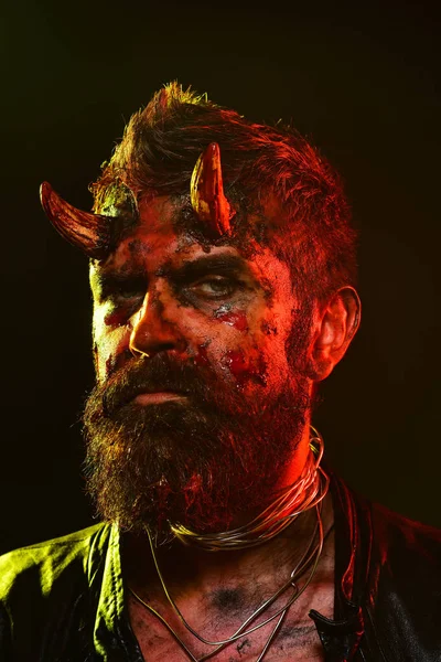 Хэллоуин сатана с бородой, красной кровью, ранами на лице — стоковое фото