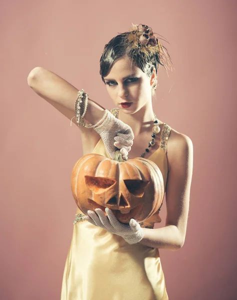 Halloween meisje in gele jurk met pompoen. — Stockfoto