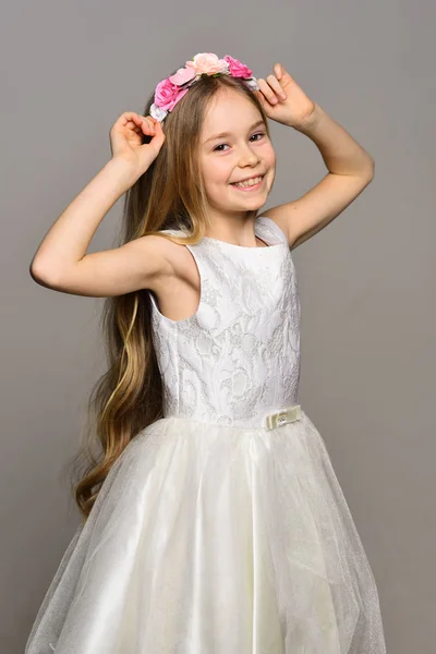 Estilo. estilo de moda da menina feliz. estilo e beleza moda. estilo de cabelo de criança muito pequena. como uma estrela . — Fotografia de Stock