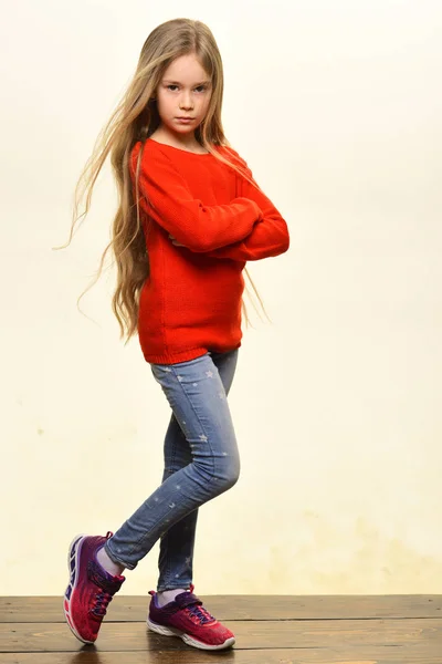 Denim. menina bonito em estilo ganga. moda jeans para crianças. moda de roupas de ganga . — Fotografia de Stock