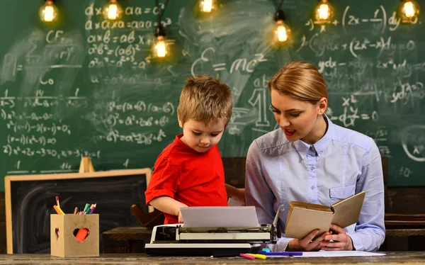 Profesor y estudiante de la escuela en el aula de una escuela, Profesor establece altas expectativas para sus estudiantes, composición de la escritura del estudiante para la preparación de exámenes anuales , — Foto de Stock