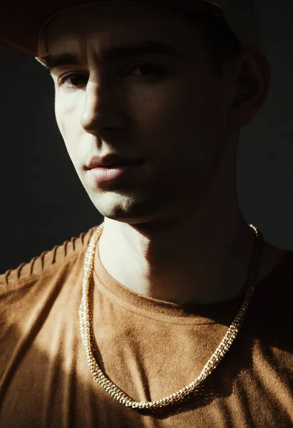 Juwelenwinkel en sieraden reparatie. stijlvolle mode model man in zilveren ketting. Charmante knap. hip hop stijl voor jongen in zonlicht. Portret van geschoren man in denim stijl. — Stockfoto