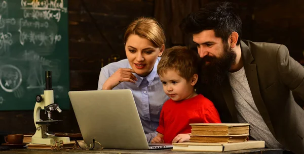 Učitel má svou vlastní lásku k learningteacher inspiruje studenty s jeho vášní pro školství, pomoci by měla být v tutor povahou, Workshop komunikační technologie pro podnikání ve vzdělávání, — Stock fotografie