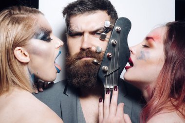 Gece kulübü. Gece kulübü gitar ile insanlar. Gece kulübü performans. Club gece hayatı. Müzik severler