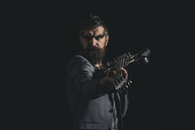 Müzik parti ve eğlence. Müzik partiye git. Sakallı adam gitar müzik partide oynamaya hazır. Gitarist müzik partide müzik aleti ile. Kaya yaşıyor