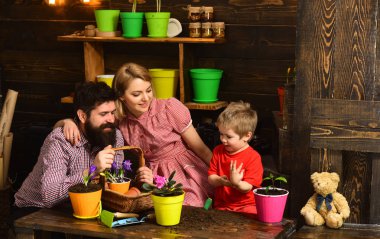 Çevre kavramı. Küçük çocuk yardım Anne reklam baba yeni pot için çiçek dikim çevre. Çevre ve doğa. Sağlıklı çevre için elele