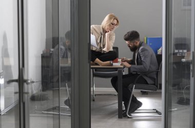 Erkek ve kadın girişimciler iş fikirleri kağıt üzerinde yazılı. Ofiste iş fikirleri tartışmak iş yatırımcılar