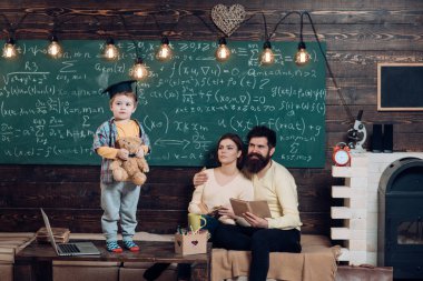 Okul ders. Küçük çocuk okul ders var. Aile ve okul ders, çocuk. Annem ve babam yardım okul dersini oğlu. Herkes bir öğrenci her gün