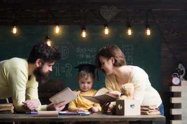 Bilgi kavramı. Küçük çocuk kitap okumak, bilgi öğrenin. Bilgi özümsemek daha iyi aile sevgisi ile. Senin tohum bilgi büyümeye yardımcı olur okuma.