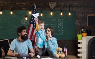 Özgürlük kavramı. Küçük çocuk ve ebeveynleri ile kağıt uçak, özgürlük. Origami uçakları başlatmak için özgürlük. Hürriyet-in hareket. Aklını boşalt