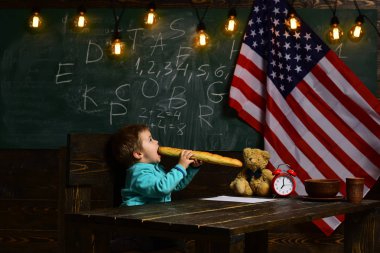 Vatanseverlik ve özgürlük. Küçük çocuk bilgi gününde Amerikan bayrağı ekmek ye. Geri okul veya evde eğitim için. ABD Bağımsızlık Günün kutlu olsun. Okul çocuk 4 Temmuz derste