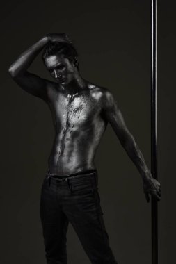 Robotik ve yeni teknoloji kavramı. Robot adam pilon, gümüş metal gövdeli.