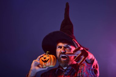 Cadılar Bayramı Sihirbazı hipster korkutucu yüz ve jack o fener ile