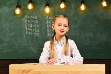 okul sırası. Okulda iyi olması gerekir. okul sırası ve disiplin. meraklı küçük kız için okul sırası.