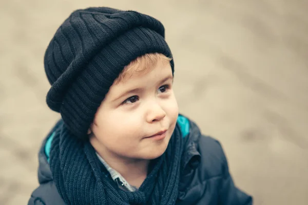 Höstens mode. höstens mode för barn. höstens mode modell av liten pojke i hatt. höstens mode för liten pojke utomhus med söta ansikte. — Stockfoto