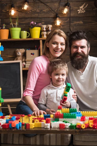 Wczesna Edukacja koncepcji. Szczęśliwe rodziny grać z dzieckiem, wczesnej edukacji. Wczesnej edukacji i pomocy rodzinie. Wczesnego rozwoju edukacji i dziecko — Zdjęcie stockowe