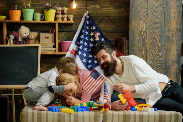 Cuatro de julio. La familia feliz celebra el 4 de julio con banderas americanas. Día nacional del 4 de julio. Feliz celebración del 4 de julio. La libertad es independencia —  Fotos de Stock