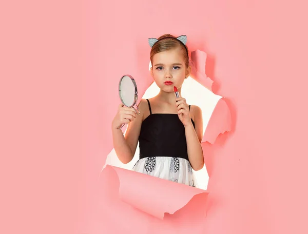 Pinup стиль маленькой девочки pinup девушка с зеркалом и красной помадой — стоковое фото