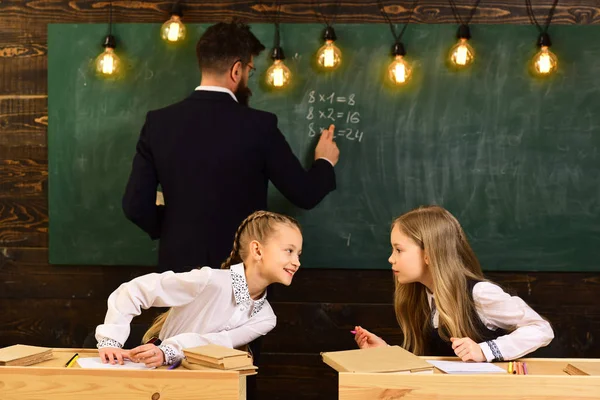 School les. kleine meisjes en ernstige leraar op school les. school les concept. school les van twee kleine meisjes. — Stockfoto