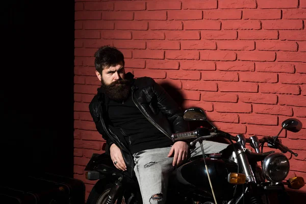 Bearded biker. bearded biker sitting on motorbikie. bearded biker in leather jacket. bearded biker in repair shop, copy space. this bike will be perfect. — Stock Photo, Image