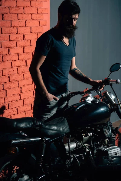 Motociclista para sempre. Ele é motociclista para sempre. homem barbudo tornou-se motociclista para sempre. motociclista conceito para sempre. Bem-vindo ao meu lugar . — Fotografia de Stock