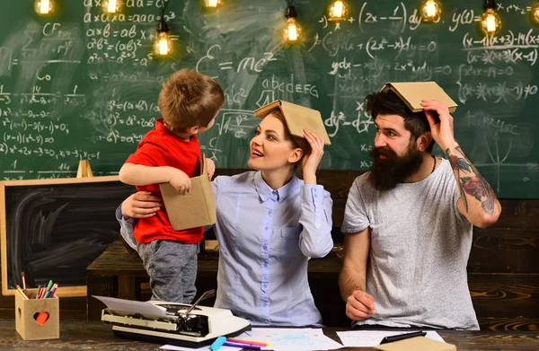 Moderna insegnante hipster scrittura su grande lavagna con formula matematica, Insegnante imposta grandi aspettative per i suoi studenti, Tutor privati hanno spesso una vasta esperienza di insegnamento , — Foto Stock