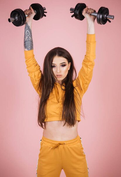 Победитель. женщина-победитель с штангой в поднятых руках. Счастливый победитель. победительница с гантелями
