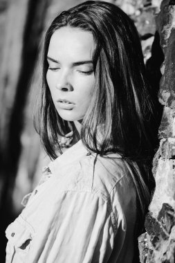 kadın güzel yüzünde hüzünlü gözleri ile