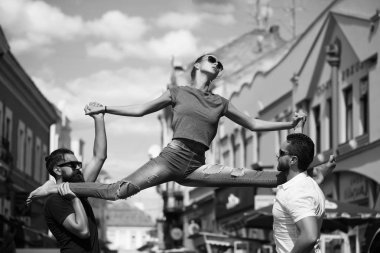 Sevimli kız bacak oturan iki adam omuzlarında bölme