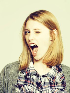 Neşeli güzel kız winks