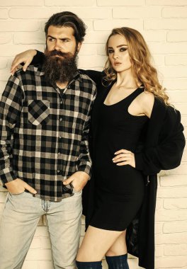 Beyaz tuğla duvar aşık Çift