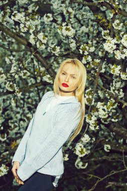 bahçeye bahar çiçekleri ve kadın doğal arka plan, sağlık ve doğa, moda tasarımı, anneler günü, Sevgililer günü ve düğün